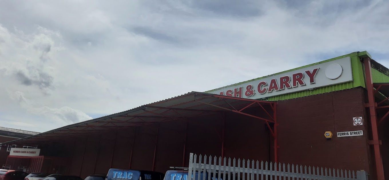 Front of a Venus Foods supermarket branch, photo 4
